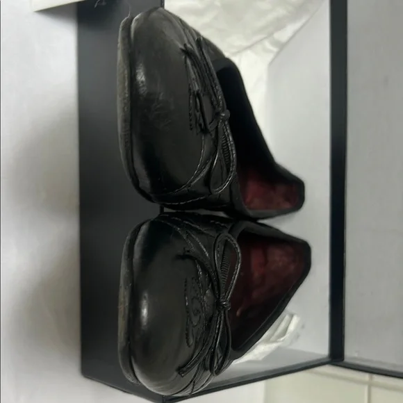 CHANEL Black Flats with Bow Accent - Picture 6 of 7